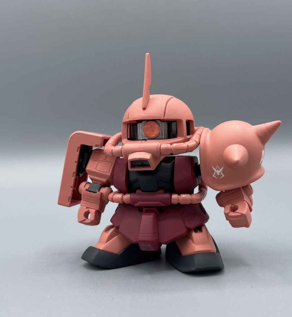 MS-06S ZAKUⅡ[CHAR’S CUSTOM]　見て頂いた通り、SDのシャアザクです。緑の一般機よりも、ショルダーアーマーが肥大化されており、かなりの迫力。個人的には、ちょっとオーバースケール過ぎるかなぁと思います。