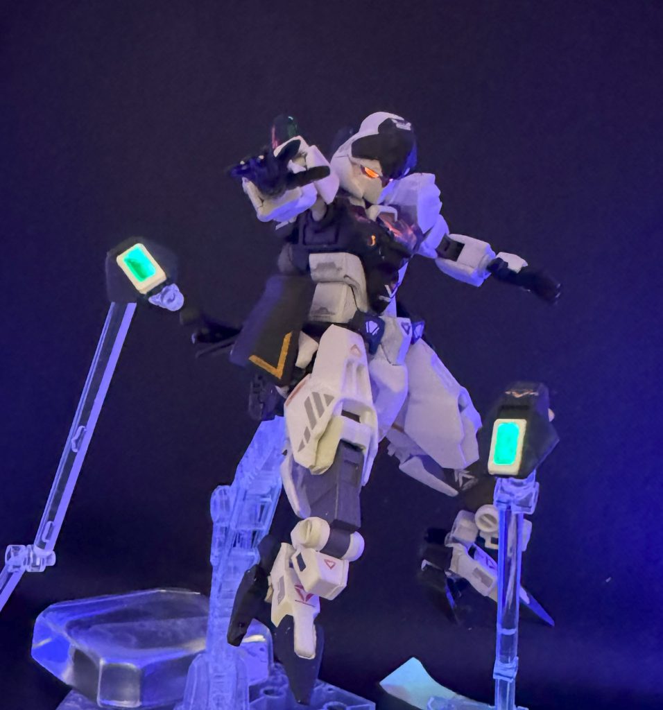 、、、そして もし接近戦に持ち込まれたら 諦めて 趣味武器で 最後の抵抗を(^^;  【武装/戦術の紹介④】近接武装『大型 アーマーシュナイダー』 サイドアーマー後方に 常備している コンバットナイフ。通常よりも 大型品により 敵機にあたる可能性や ダメージを 少しでもUPさせた 近接武装です。