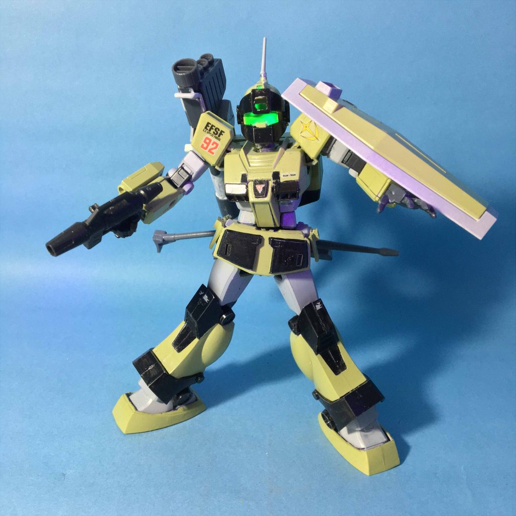 ビーム・スプレーガン構える