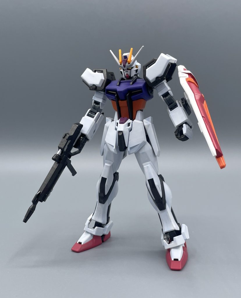 MBF-105　STRIKE・Mu　ファウンデーション事変でストライクルージュが現役の活躍を見せたことで、コピーされた部品でムウ専用機として造られたという設定です。　ムウの象徴的なオレンジ・パープルだけでなく、額と腰部は、”ネオ・ロワノーク” 時代に機体を彩っていた赤紫を採用しています。これは、ファウンデーション事変で再び世界と向かい合ったムウが、「ネオ・ロアノークとして犯した罪も背負って生きていく」という決意を形にしたものです。（俺妄想）