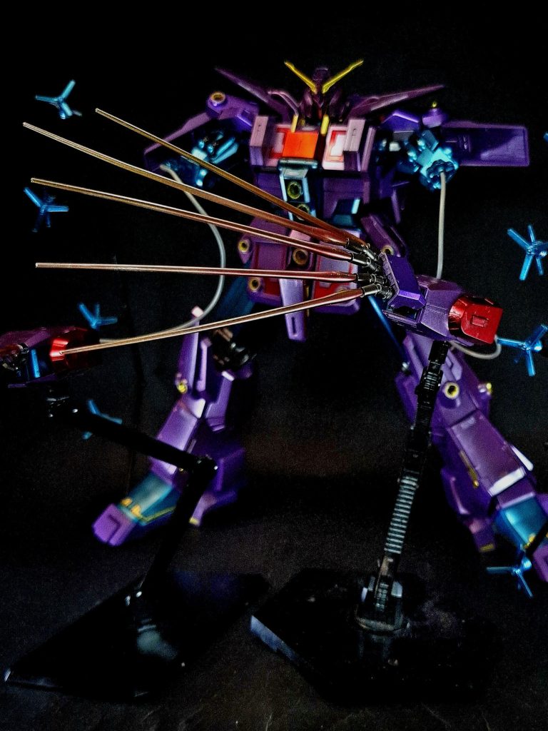 レフレクター・ビット(リフレクター・ビット)Iフィールド・ジェネレーターを搭載した無線誘導端末。それ自体に攻撃力はないが、ビットから磁気フィールドを発生させ、サイコガンダムMk-II本体が発射したビームを反射させる事が可能。主に敵の死角からの攻撃や、障害物を迂回させる為の特殊兵器である。射角の限られるMA形態ではメガ粒子砲の射線変更にも用いられるが、ビームの偏向は複雑なコントロールを必要とする為、パイロットの負担は増大する。通常は背部に格納されているが、MS形態では射出口がメイン・スラスター・ユニットによって塞がれている。