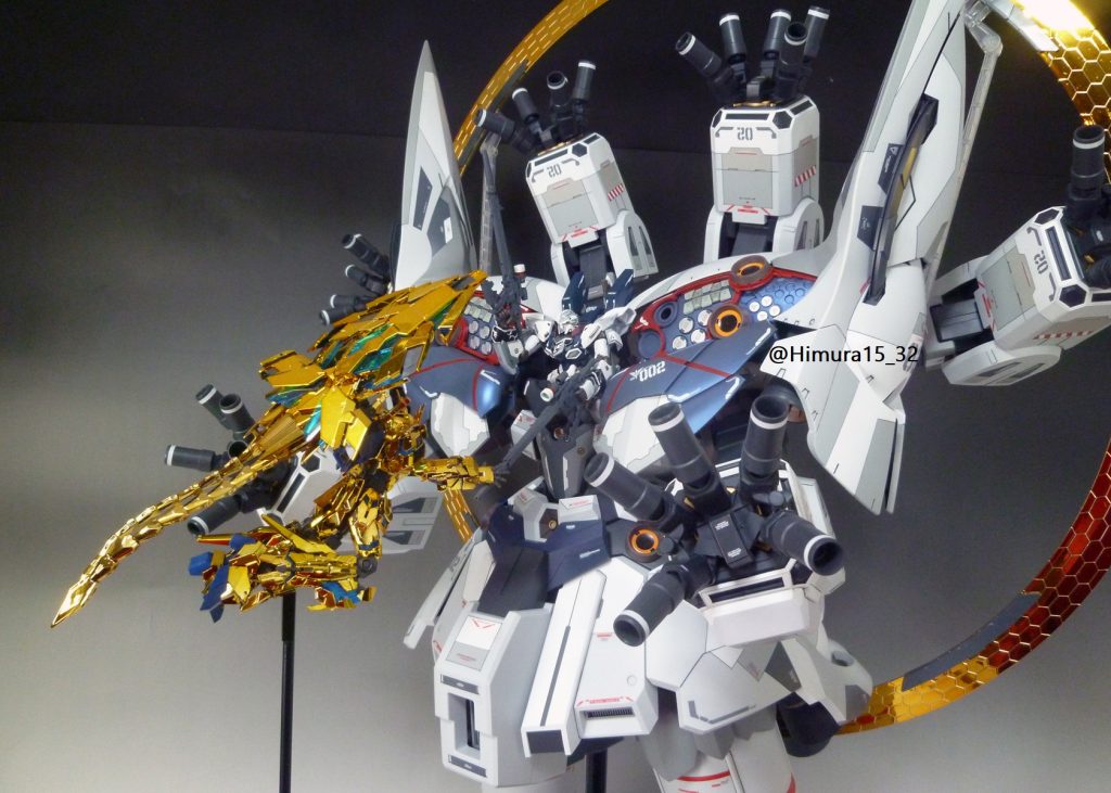 フェネクスの掌とシナンジュのライフルの先端が直接触れ合った事で、直接意思を通じ合わせた…的な演出で飾っています。