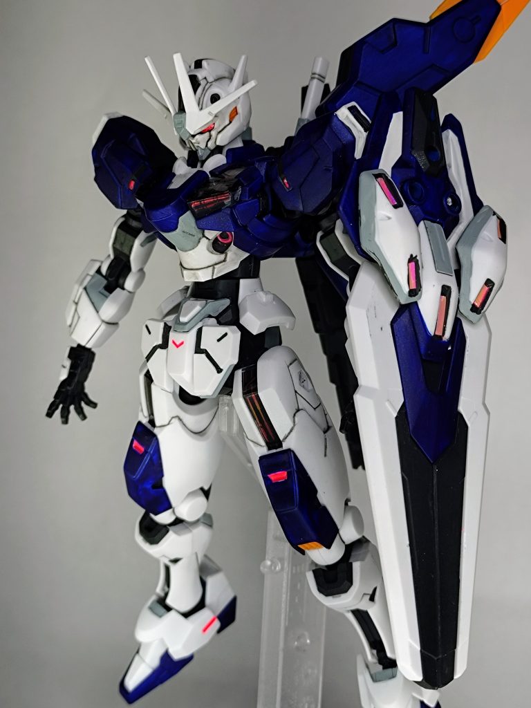 【エスカッシャン装備】ビット展開の際にシールドを張れるのでほぼ無意味と思える形態。正式名称は多目的攻防用プラットフォーム。