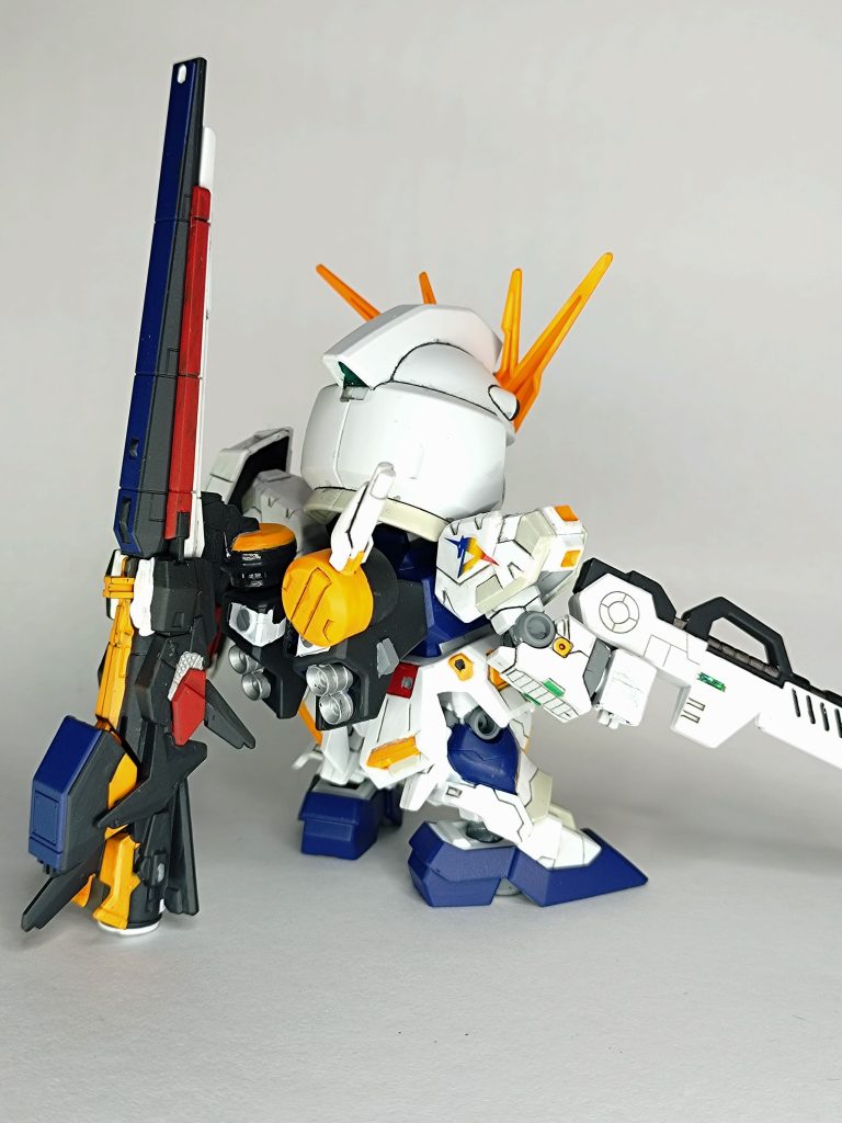 ブラックブルー部分はティターンズブルー、ホワイト部分をライトグレーで塗り分けて情報量アップ。専用デカールもばっちり使用してます。