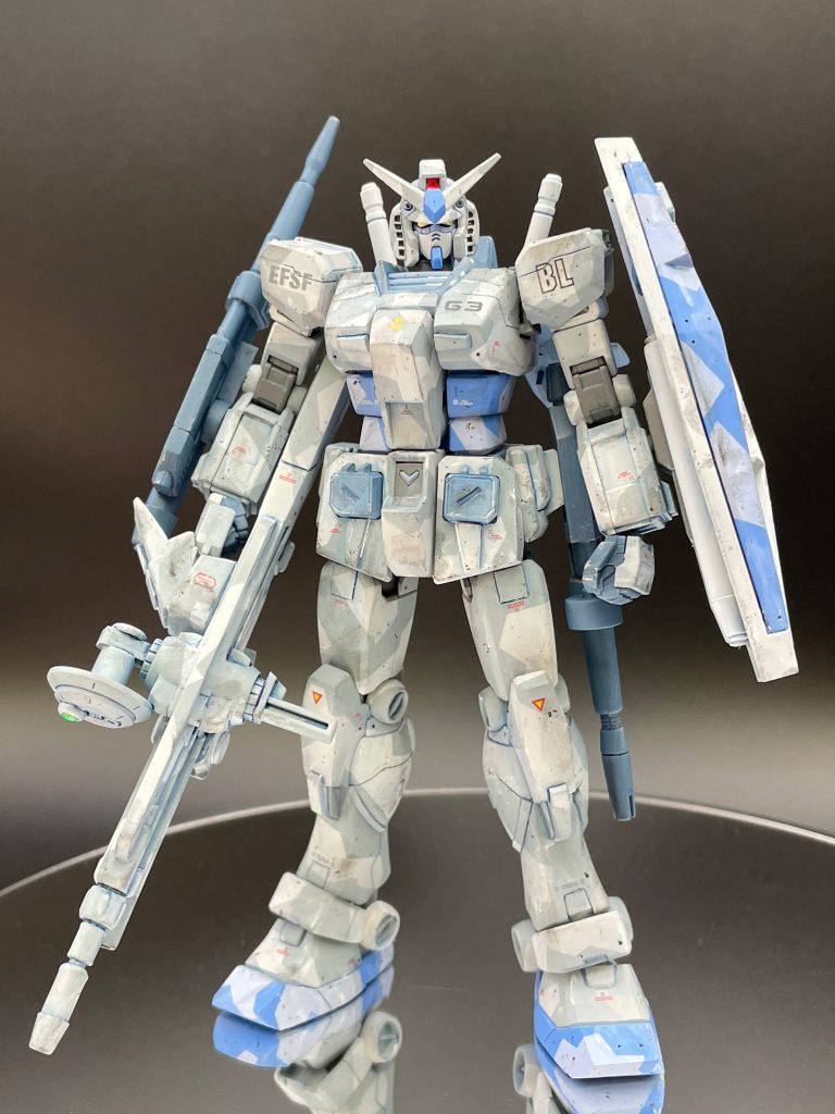 RX-78-3R 強襲揚陸艦ブランリヴァル隊所属。アバオアクー戦で駐機中に中破。高機動パックが追加され戦後の残党狩りで活躍。「R」はリペア、リファインの意味だが、クルーからは新たな能力を与えられた再生機なので「リバース」と呼ばれた。 終戦したはずなのにまだジオンと戦っていることから、「逆向き」の意味のリバースとも揶揄されてる。A装備:通常のビームライフルにシールド B装備:ジェネレーター内蔵型ビームキャノン C装備:高機動戦闘特化の両腕パワーランチャー