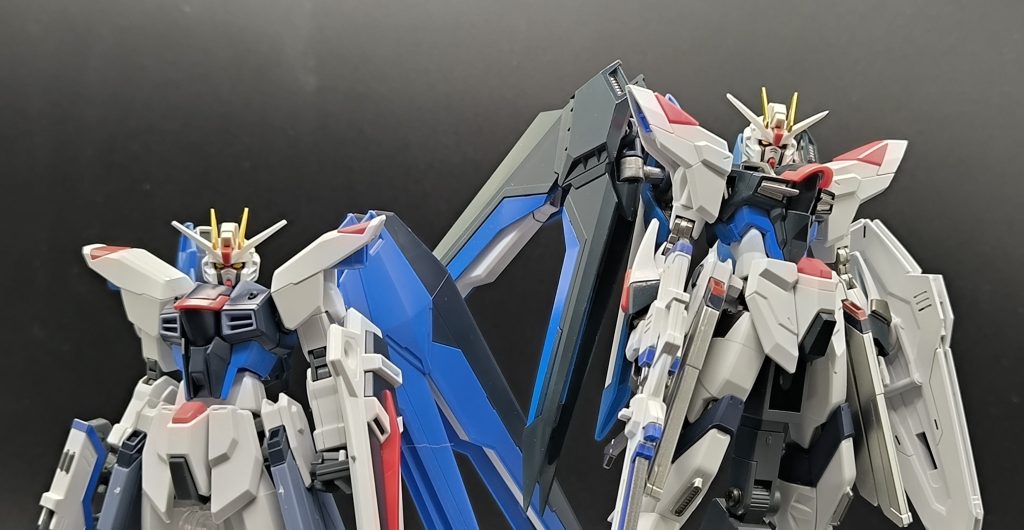 素組みのフリーダムとの2ショットです。だいぶ正統後継機感が出せたので大満足です。ガンプラってやっぱり楽しいです。そういえば自分の投稿を見返してみると、いつの間にかフリーダム系ばっかりになっちゃってましたね。一番好きな機体はV2ガンダムです。