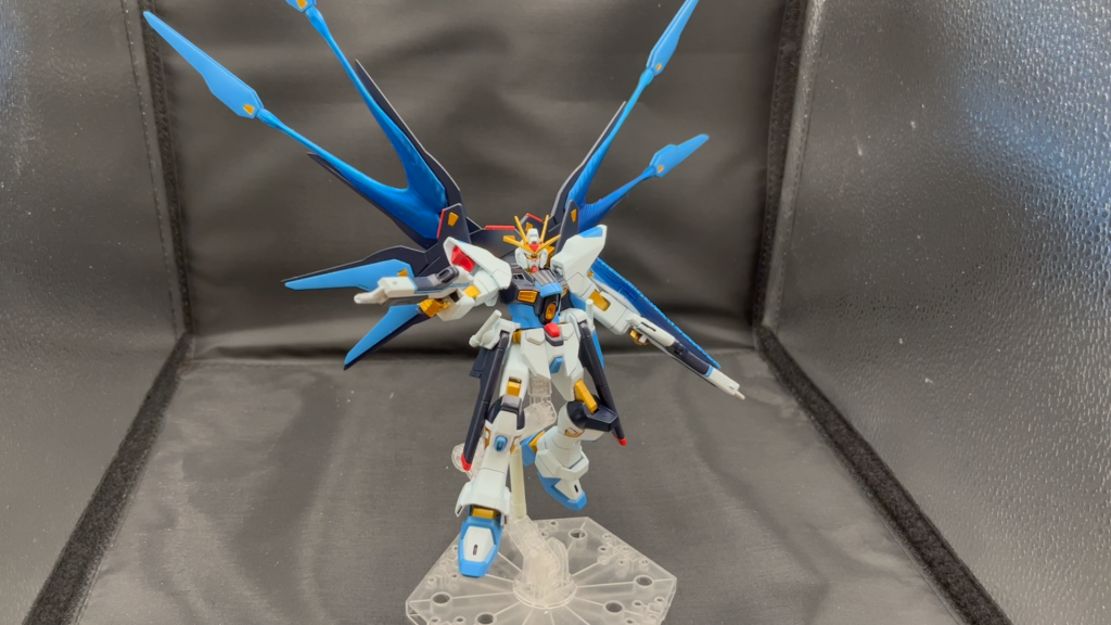 これはエフェクトパーツを付けた状態うん、なんていうか造形はともかくとしてあと2つ付けてドラグーンを全て展開できるようにしてほしかった