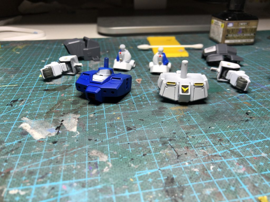 細かい部分は、基本的にスプレー塗装することが多いですが、筆塗りすることもあります。