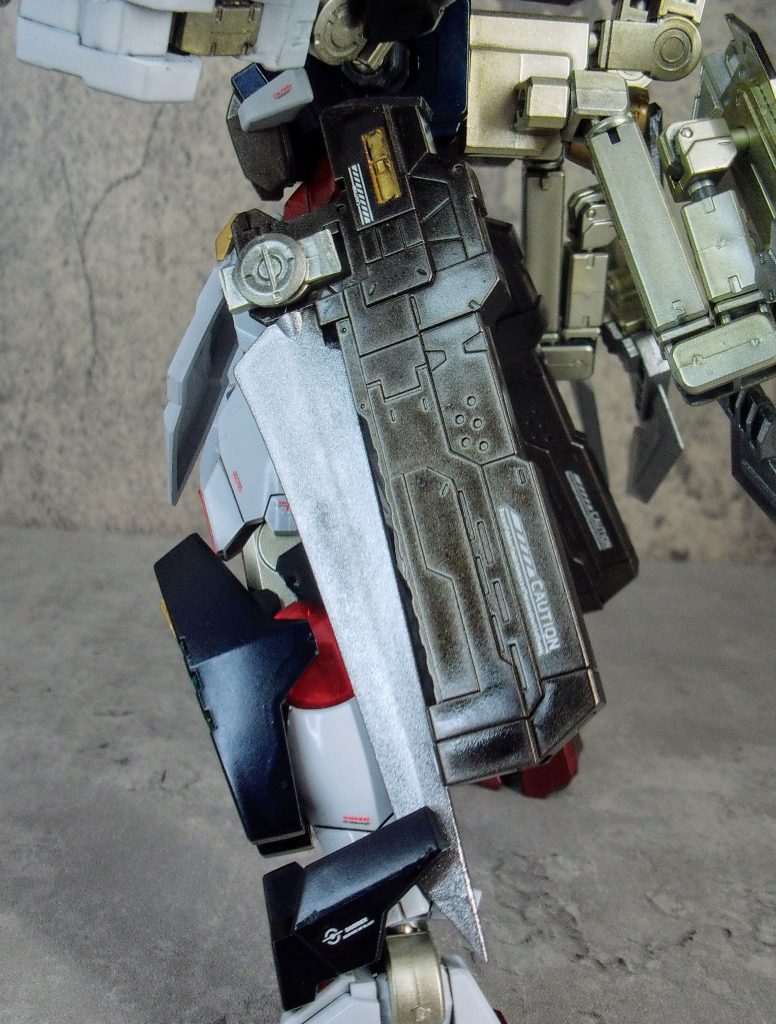 腰のサイドアーマーには大きな銃剣。