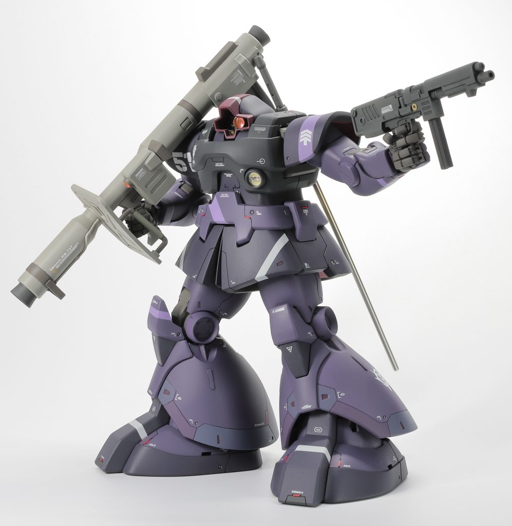 さて、このモデルは'22年に改修された新バージョンのMGドムを組み上げたものではあるのですが、ガンプラ識者の方は一目で「あること」に気付かれることと思います。そう、コレは…新MGになって拳がザク並みに小さくされてしまった問題を解決すべく旧MGからあのデカくてゴツい拳パーツをコンバートしてきた、ニコイチモデルなのです！ああ、なんというブルジョワジー！ブルジョワヌー！…いや実は、ある日近所の中古店にふらっと立ち寄った際、保存状態がよくない旧MGが安価で出されていたので、「これは使える！」と即ゲットしたという訳なんですけども。（あとまあニコイチといっても別に残った方を潰した訳ではないので後々旧MGの体に新MGの拳を付けたやつを作ることも可能だったりはします）ちなみに実際のコンバート方法なんですけど、旧MGの手首接続ポリキャップをそのままつけようとすると一部干渉する箇所があるのでそこを切り飛ばすのと、軸がちょっとだけ太いので、新MGの穴の方を広げるか、旧MGのポリキャップの軸を細く削るかのどちらかの作業が必要となります。（自分は後者を選択）