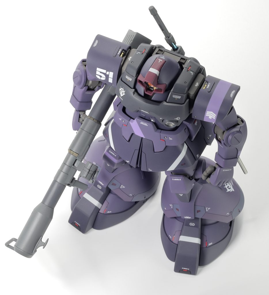 で、ディテールアップ面。多少はスジ彫りとか入れてはいるんですが、「この頃のジオンMSはモノコック構造である！」という設定を一応気にする派なので全身パネルラインだらけとかにはせず、デザインの粗密のバランスや「機能的にココは分割されてるべきだろう」的なことを考えながら、要所を見極めて入れるようにしています。あとは各所にちょいちょいメタルパーツを仕込んでギラリとした光沢を楽しんだり、モノアイや武装の光学センサー部を定番のHアイズに換装したり。