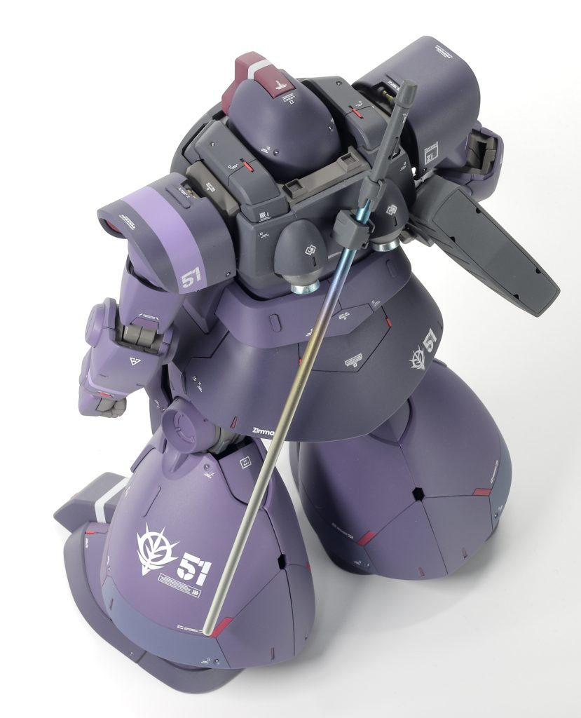 そしてカラーリング。例によって自分流アレンジを効かせたものになりますが、「アニメ的なパッキリした塗り分けを緩和してリアル方面に寄せつつ元々のドムのイメージカラーである