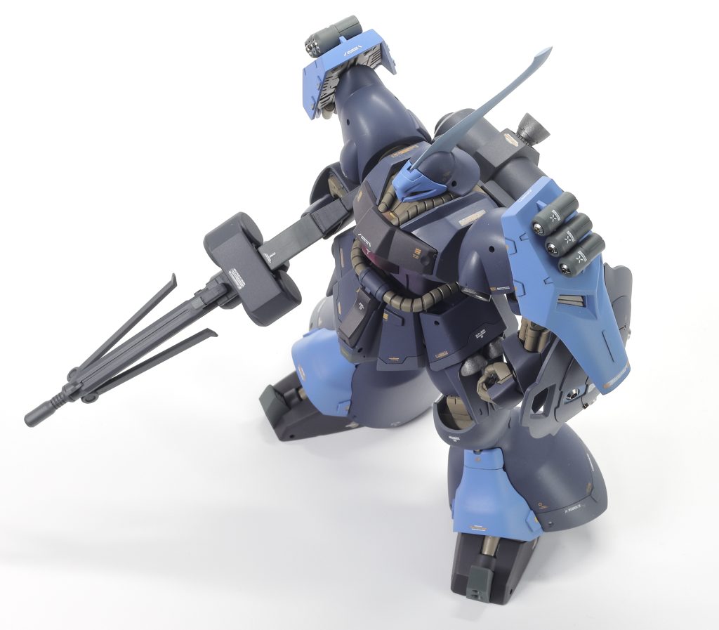 ベースにしたのはギュネイ機ではあるものの、カラーリング含めて勝手なオレ版として製作。ヤクトドーガは数機製造されているという設定らしいので、その中の一機というイメージで、頭のトサカもプラ板からオリジナル形状に削り出したりしてます。（これは単にトサカ形状がギュネイ機のもクェス機のも好みじゃなかったから）