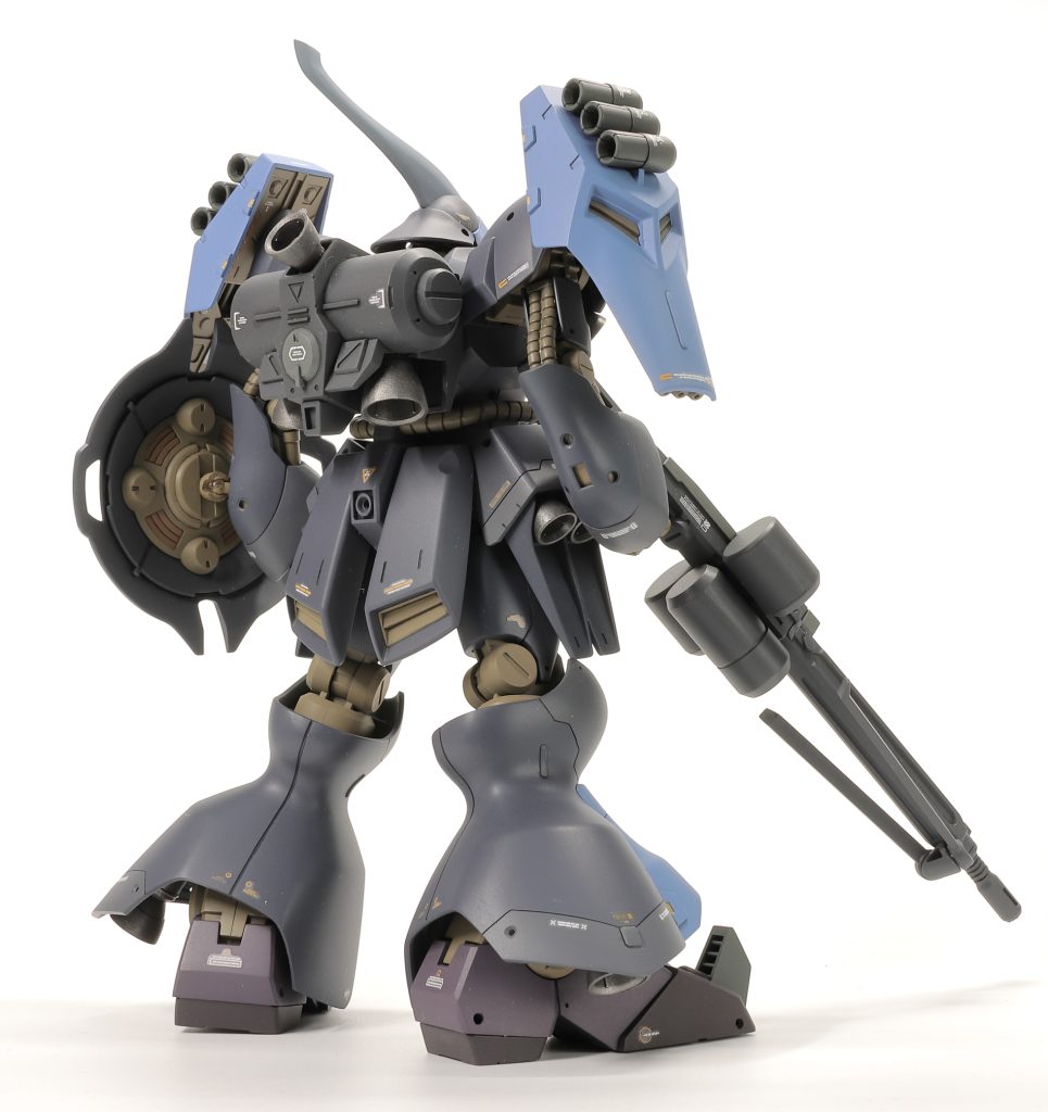 全体的なプロポーションには特に不満はなかったので細かい改修点を。盾の取り付け基部を、肘の可動軸に対して垂直側にも向けられるようにボールジョイント化。やっぱり盾はこっち側に向けられた方が自然なポージングが出来るんじゃないかと思います。