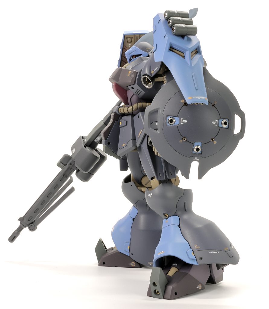 あと、キットでは盾にネオジオンマークがモールドされてたんですが、なんとなくああいうの好きじゃないんで埋めてしまいました。また銃に関しては、ギュネイ機付属のものも嫌いじゃなかったんですけど、もっとこう…ガツンとボリュームのある長物が欲しい気持ちがあったので、コトブキヤ「M.S.G ウェポンユニット44 ヘヴィマシンガン」を持たせてみました。そのままだとグリップが少し厚すぎて手に収まらないので若干削り込み加工。MG42っぽい形状が、旧ドイツ軍モチーフと思われるこのへんのMSには似合ってるんじゃないかと思います。 