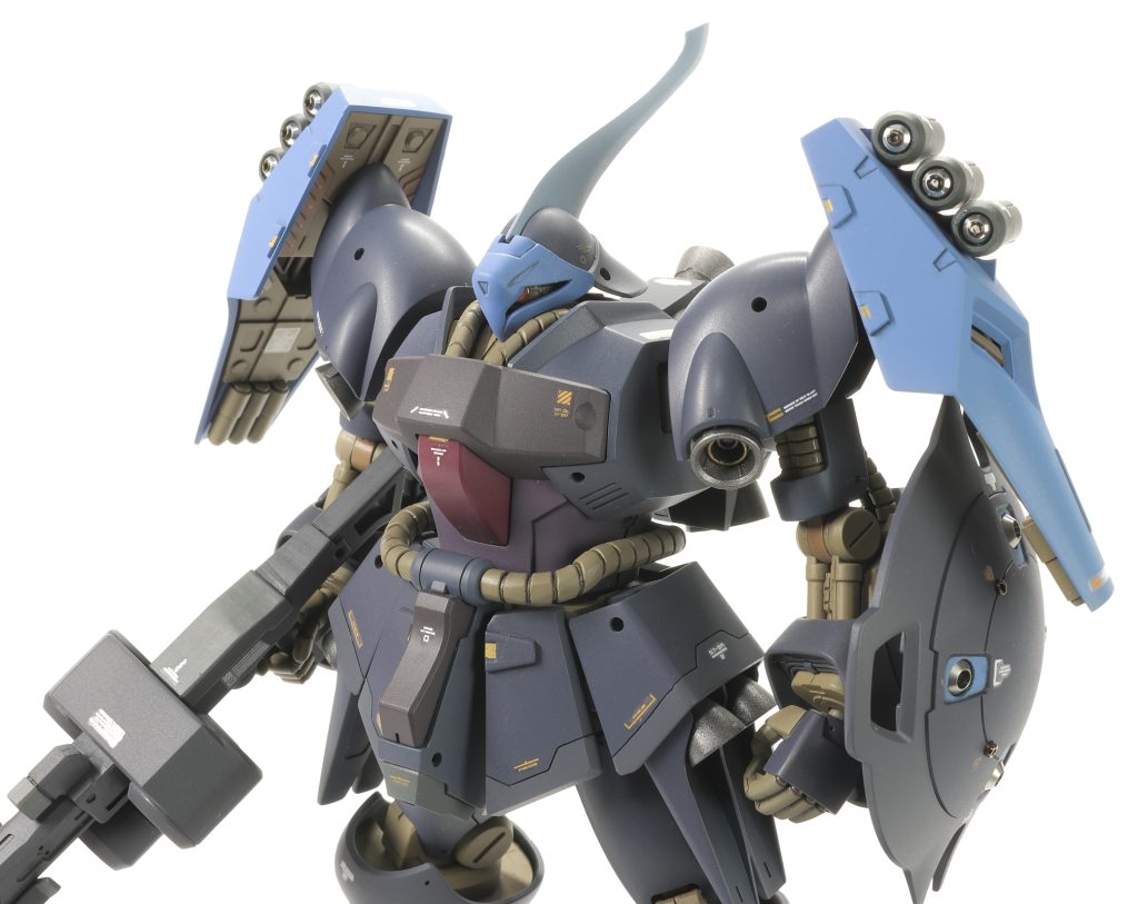 細部ですが、肩のファンネルやシールドのメガ粒子砲の砲口はピンバイスで開口してメタルパーツに置き換えています。こういうとこがカッチリした精密な造形で、なおかつ塗装とは一味違う質感でギラリと光ってるのはたまりませんね。…と、さてさてそんなこんなで、HGUCヤクトドーガをご覧いただきました。自分はガンプラでは基本的にMG派ではあるんですが、HGUCサイズのもそれはそれで色々揃えて並べられたり、流用パーツや市販デカールの融通も利きやすかったりしていいですよね。では、またの機会に。閲覧ありがとうございました！