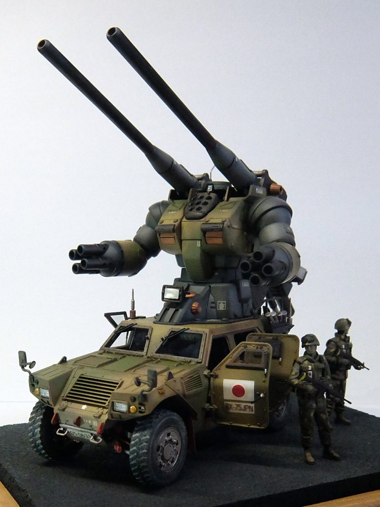 【今回のテーマ】(if)陸上自衛隊 V作戦“その2” 2025年春 配備開始“その1”は皆さんご存知の通り、各所に設置されている実物大の各種ガンダムオブジェ。しかしあれはオブジェに見せかけた本物で、有事の際はリモートコントロールでアニメ同様に動き出し、目標を殲滅する。そして今回“その2”では、既存車両を最先端技術で大幅改造を施したガンタンク。市販エンジンをベースにフルチューンされたエンジンは3000馬力オーバー、最高速は235マイル(376km/h)を誇る。小型ながらも主砲射程距離はアニメ同様260km。これは東京に居ながら名古屋までカバーできる距離。移動能力の高さと射程の長さ、そして人員移動にも活用できる汎用性が認められ量産化。2025年春より国内各所の駐屯地へと送られる事が決定している。(しかし、現政権のアチラ向き思考のため、計画が頓挫するのではないかとの噂もある。)