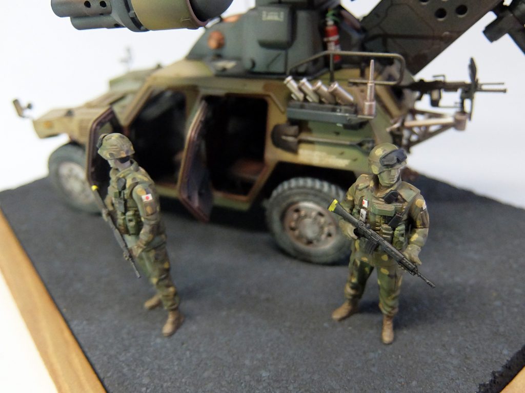 隊員は、TAMIYAの陸上自衛隊イラク派遣セットから2人出張です。色はV作戦用に連邦軍特別寄せにしようかな、と思ったのですが、ちゃっちくなりそうなので、仕様書通りです。迷彩っぽく見えるようチマチマと塗装を頑張りました。