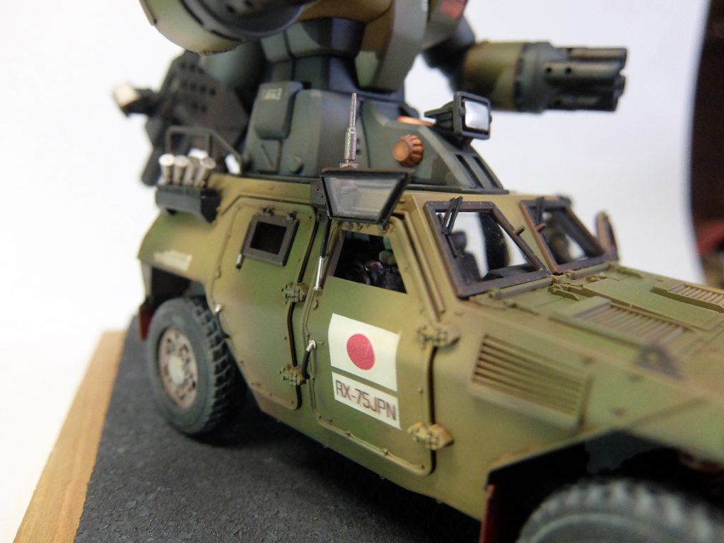 操縦手もキットに付いている隊員を頑張って迷彩に塗りました。のに、見えない・・・せめてチラっとでも見せたいので、ドア窓を開けようかと。でも、この窓ってどぉ開くんやろ・・・ネットで調べると、枠ごと上に持ち上がり、ダンパーで支えている様子。キットでは、窓枠とダンパーは一体物。せっかくなんで、細かいパーツ刻んで、ダンパーの軸伸ばしてと加工して、窓を開けた状態にしました。それと窓はすべてブルースモークの仕様なのですが、全体と合わないので黒スモークに。中を見せたいので黒スモークは薄〜く。・・・と努力したのですが、操縦手はほぼ見えない・・・残念・・・