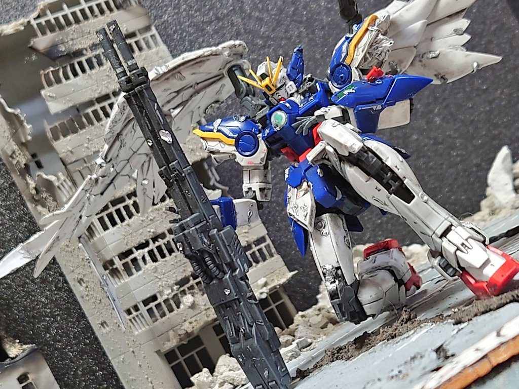 この都市廃墟ジオラマは、横45cm×奥行30cmの大きいジオラマなんですが、翼を広げるといっぱいいっぱいに。