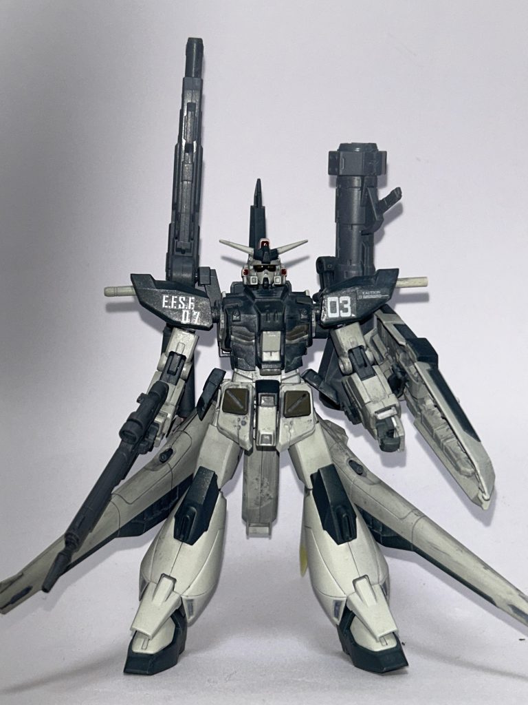 フルナナの特徴的なプロポーションを維持しつつ肩と膝から下をセイバーに換装。代わりにバックパックのビームサーベルはオミット。