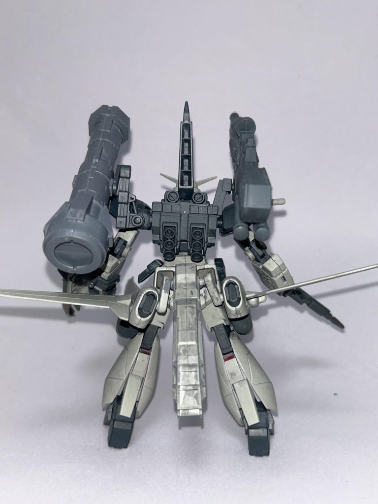 腰後ろにM106 アムフォルタス プラズマ収束ビーム砲を、バックパック左に境界戦記から拝借してきたバズーカを装備。