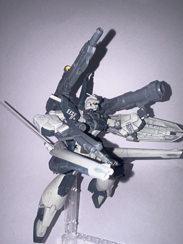 武装ビーム・ライフル背部長距離ビーム・キャノン大口径バズーカ腰部ビーム砲×2ビーム・サーベル×2シールド60mmバルカン砲×2腕部グレネード・ランチャー/腕部ビーム・ガン