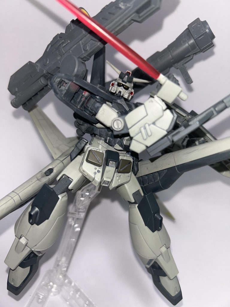 同機の装備バリエーションである『重装フルアーマーガンダム7号機』と『フルアーマーガンダム7号機』の中間を取る装備として設計され、フルアーマーガンダム7号機よりも高い火力を、重装フルアーマーガンダム7号機よりも小型の機体で発揮する、というものであった。その名残として両腰部にはビーム砲が装備され、ジェネレータの強化により背部長距離ビームキャノンとの同時斉射も可能。対艦戦闘や対集団戦で大きな力を発揮する。