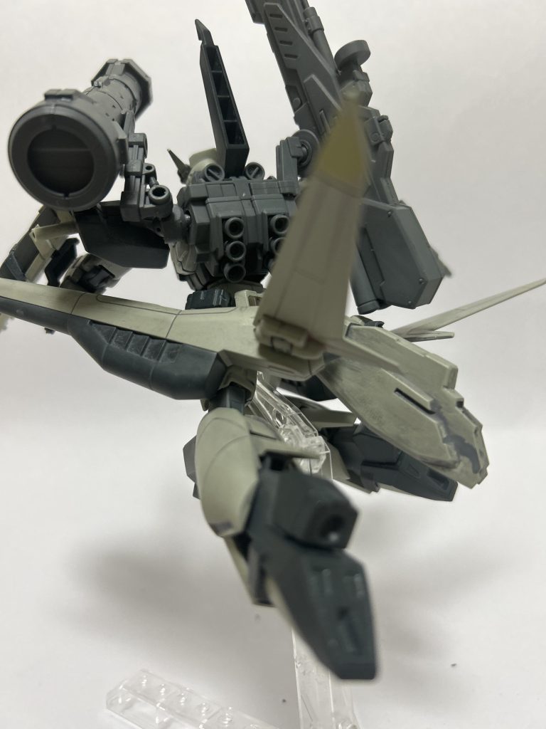 脚部、肩部は専用のものに換装され、より高機動戦に適した物へとなった。それに伴いビーム・サーベルも肩部へと移動し、脚部ミサイルもオミットされた。また、専用のバズーカも装備。バックパックと接続した状態で発射するため安定しやすい。