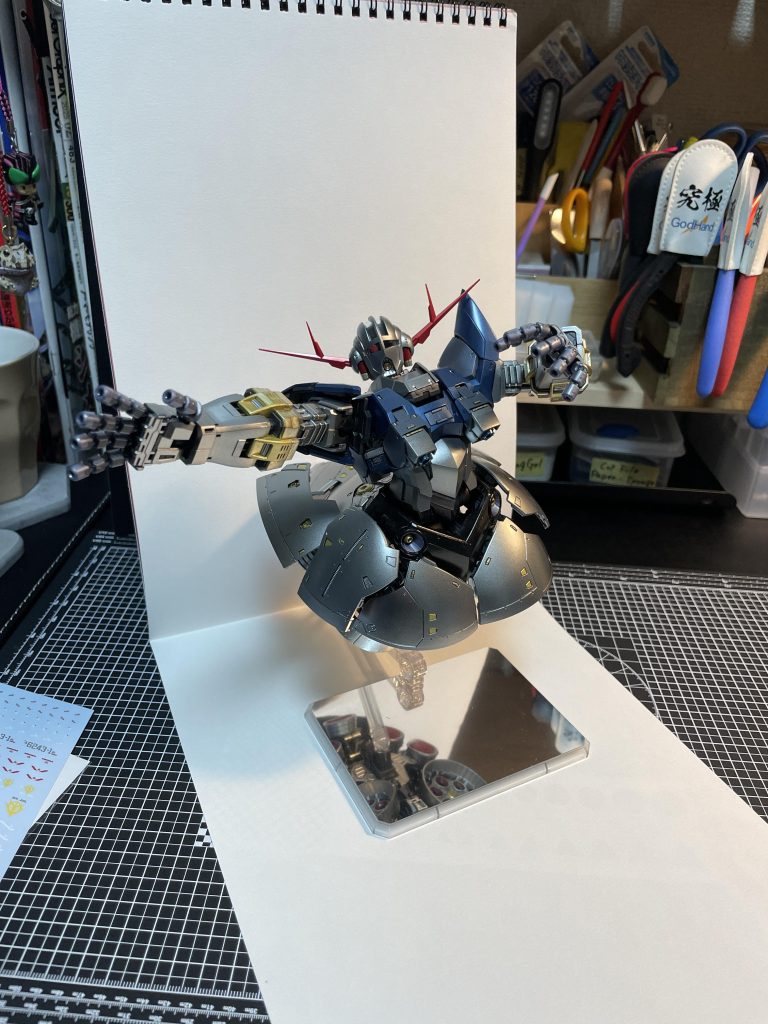 制作用のデスクで撮影すると、ごちゃごちゃウルサイので「物撮りノート」なるものを入手しましたが…ジオングさん大き過ぎ(gundam-kao9)縦でも横でもはみ出しマス(gundam-kao10)