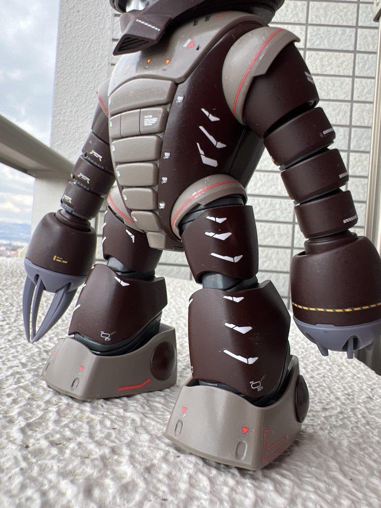 量産型ズゴックでは水流をイメージしてデカールを使用しましたが、アッガイは鮫のエラをイメージしました。が貼り過ぎて部族の全身タトゥーのようになりました。