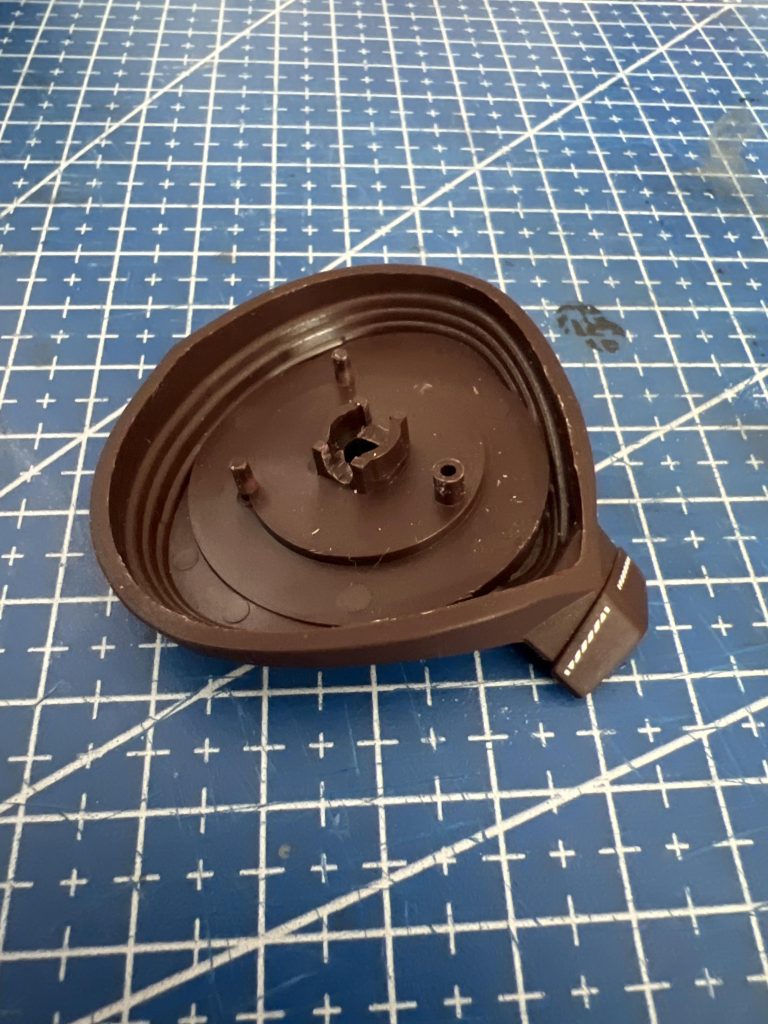 首のポリキャップがどうしてもハマらないので、ポリキャップの受け部分を少し削って高さの調整をすると、パチっと接続する事が出来ました。