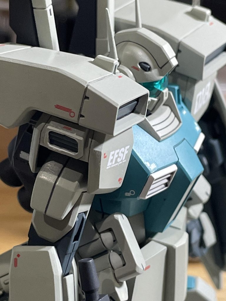 合わせ目消しの際に肩のダクトのモールドが潰れてしまったので、WAVEのモールドプレート(1)で作り直してます。