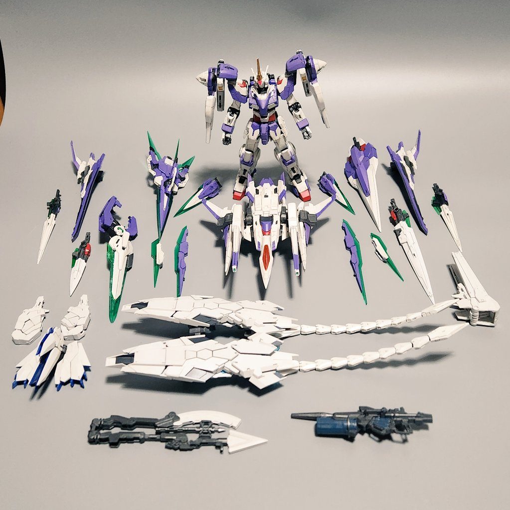 別投稿のガンライザーと合わせてソルコーンガンダムの現状の全装備を並べて見ました。