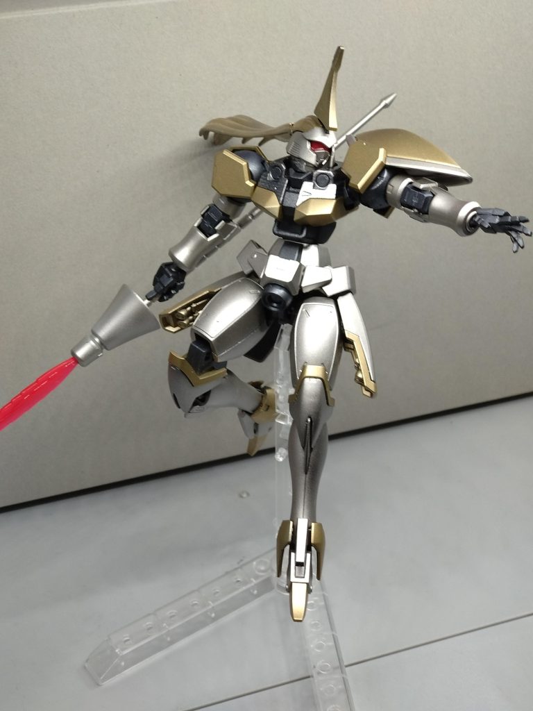 右肩のアーマを外してアシンメトリーな印象に。