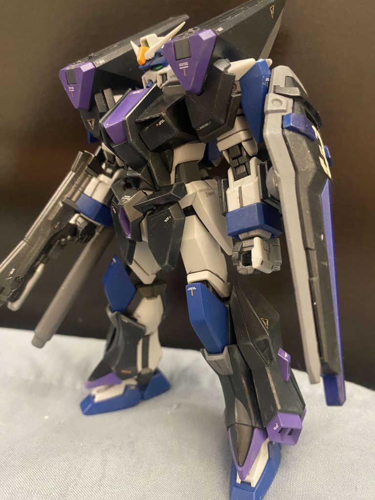 次にやったことは、シールドを腕に取り付けられるようにアサルトシュラウドアーマーの側面に穴を開けることです。シールドを通常の腕に取り付ける方法をまだ作らなければなりません. アサルトシュラウドアーマーにも軽いウェザリングを施しました