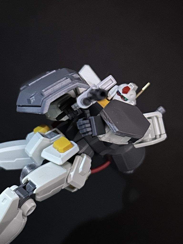 陸戦型ガンダムのビームライフルに似た武器が使われているが、なぜ宇宙で使われているかは不明。