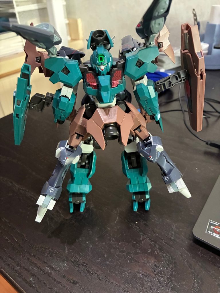 背面はファラクトの足部分をソーンを接着しました、設定上合体したときはビーム砲とビームランスとして背面はファラクトの足部分をソーンを接着しました、設定上合体したときはビーム砲になっています。