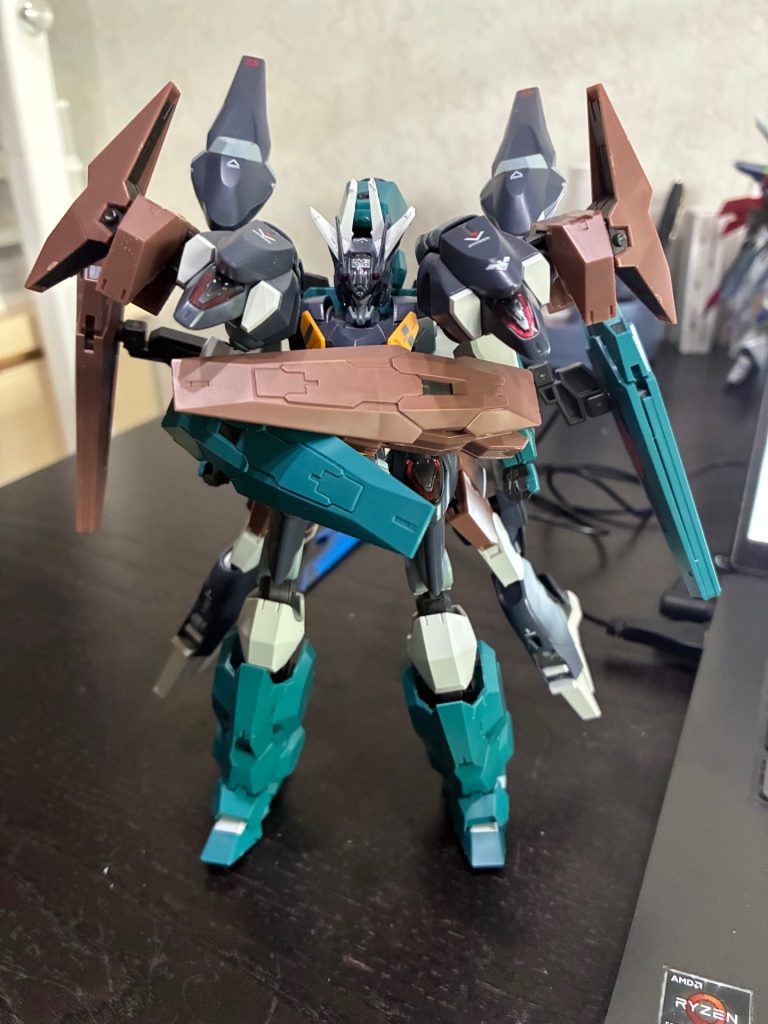 設定としてガンダムファラクト、ルブリスウルとソーンの残骸が誰かに盗まれ、モデュールかした機体としてリメイクされました。機体に所々自律コンピューターが設置しており、戦闘中各部の合体と分裂、そして自立の行動をサポートしてる。自律コンピューターからフィードバックした莫大なデータを消化そして分析瞬時に反応するため、パイロットは人間じゃなく特化したAIパーソナリティを採用した。