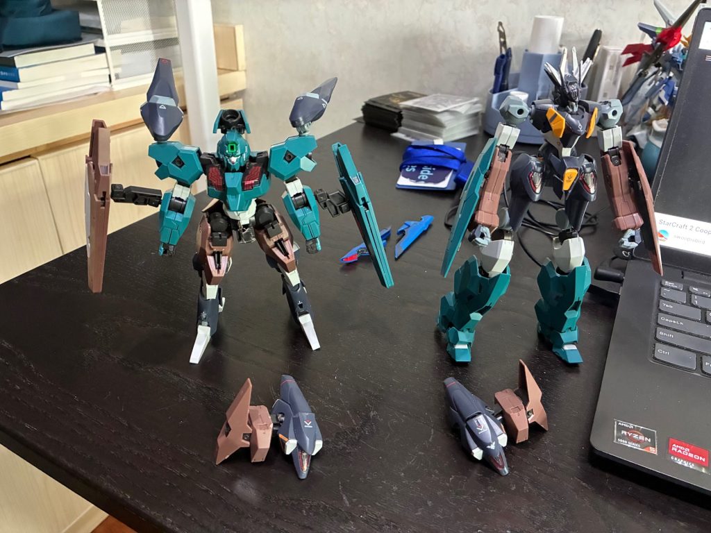 完全分裂した状態、肩の二体小ユニットは設定上シールド発生機。