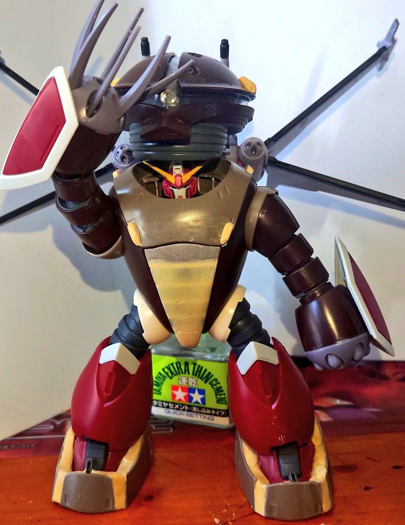 インジャ弐式がアッガイの胴体内に綺麗に収まるよう、最大限削れるカ所を大幅に削りつつ、角とアンテナに首が干渉して折れないよう首の中身を切っては削り、切っては削りをくり返し、穴を開け、パテでポリキャップを固定できるよう調整。初期案の脚部カバーと肩部はプラ版で再現しようと挑むもカタチにできなかったので両方とも破棄。脚部のカバーはパチ組で済ませたベアッガイから頂戴してます。腕部にズゴックのシールド？らしきものをドリルで3mmの穴を開けヤスリで調整しつつ装着。この時点でほぼ完成とし、後日塗装へ。