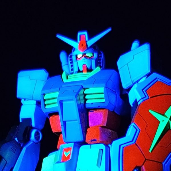 蛍光塗料で全身発光！1stガンダム