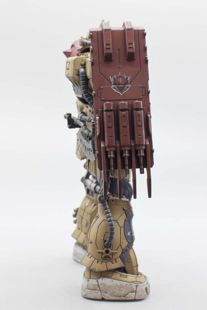 シールドはこのキットの数少ない合わせ目があるところ。シールド・ガンをバラして後ハメとすることで合わせ目消しました。