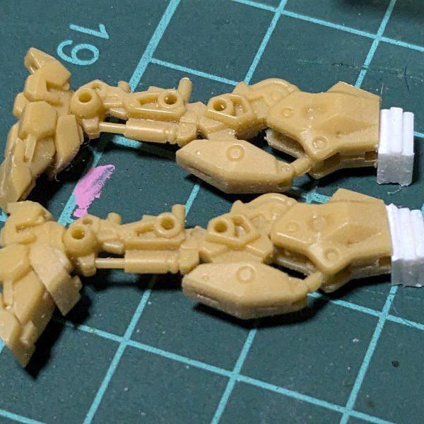 ガンダムアーティファクトの百式です。無改造で作る予定でしたが太ももの延長をしてみました。肘の後ハメとアンテナを伸ばしランナーに変更してます。胸の紺色とフレームのグレーを塗装。金色部分はレッドゴールドにスパーシルバー足してシャンパンゴールドの様な色を作り、クリアイエローを重ねました。（2枚目）