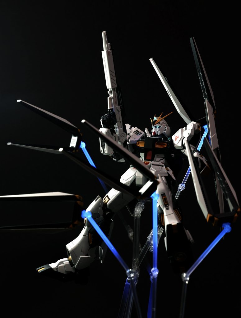 フィンファンネル展開モノアイとエフェクトパーツは蛍光塗料で塗装して発光させて撮影しています。