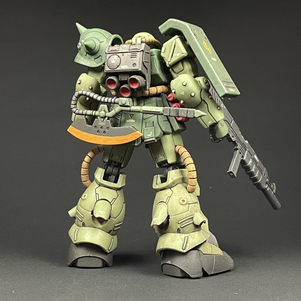 立ち姿。ザクⅡ改の他のキットと比べても屈指の出来栄えだと思います。脹脛のバーニアは上下に可動し、取り外しもできます。塗装するときに便利ですね。本体の塗装箇所はバーニア内部の赤とグレーと手甲部分くらいです。 【使用塗料】バーニア基部:シタデルカラー コルヴァスブラックバーニア内部:シタデルカラー メフィストンレッド手甲部分:水性ホビーカラー ブラストインパルスグリーン