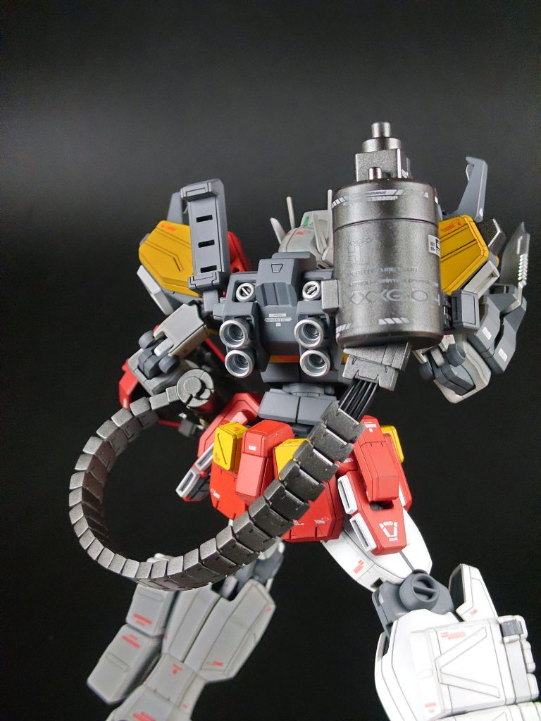背面のタンクとビームガトリングをつなぐベルトはかなり硬かったのでパーツを一つ抜きました。