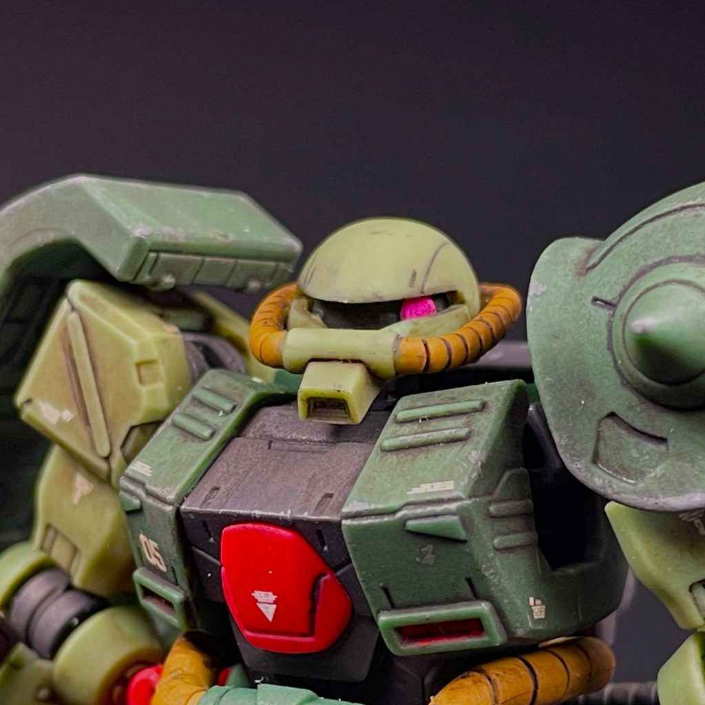 頭部。モノアイ可動式になっています。一応、顎下にモノアイを稼働させるためのレバーがあるのですが、動かしにくいので、頭部のカバーを外すか、細い棒かなにかでモノアイを直接動かした方が早いかも。