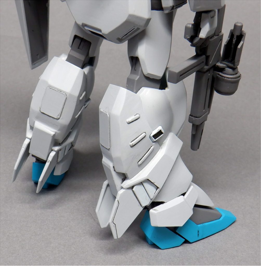 脛部の膝ユニットは廃されジム系に。ネロ単独での月面降下を可能とする為に、Ex-Sの増加ユニットがほぼそのまま装備。リアスカート共に姿勢制御スラスターが増設されています。踝も着地の衝撃に耐えれるよう強化されています