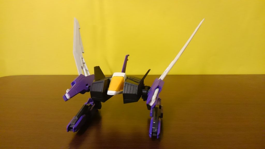 TホーネットTバスターの制御翼とメイン火器を担う戦闘機。